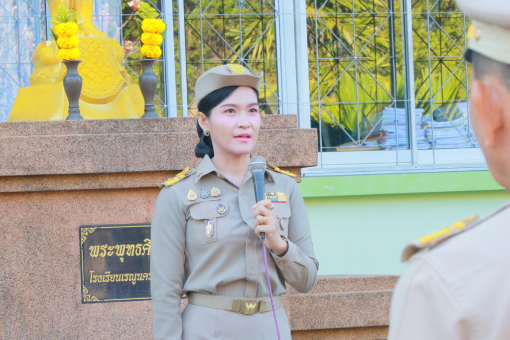 สพป.นครพนม เขต 1 ดำเนินกิจกรรมเข้าแถวเคารพธงชาติ เสริมสร้างวินัยและยึดมั่นเขตพื้นที่สุจริต 5 IMG 9975