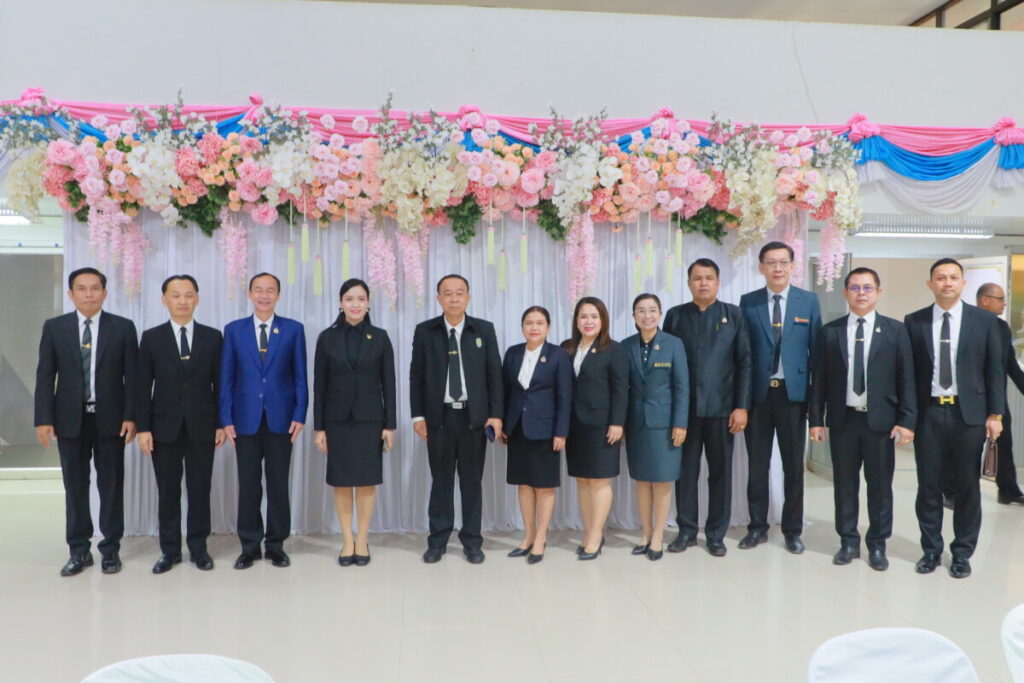 สพป.นครพนม เขต 1 เข้าร่วมการประชุมชี้แจงและขับเคลื่อนนโยบายด้านการส่งเสริมวิชาชีพครูและบุคลากรทางการศึกษา 4 IMG 2052