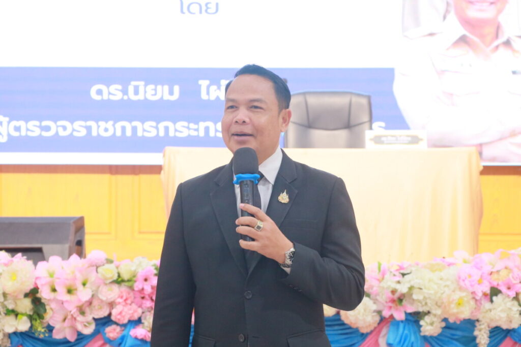 สพป.นครพนม เขต 1 เข้าร่วมการประชุมชี้แจงและขับเคลื่อนนโยบายด้านการส่งเสริมวิชาชีพครูและบุคลากรทางการศึกษา 5 IMG 2159