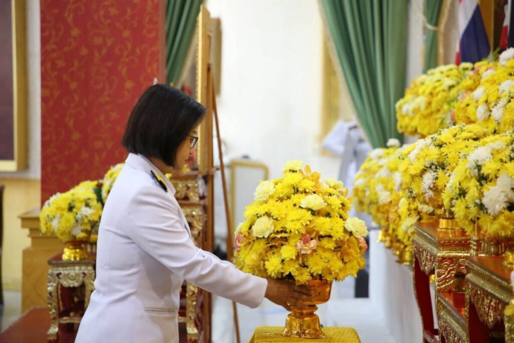 สพป.นครพนม เขต 1 ร่วมพิธีถวายราชสักการะ “วันจักรี” น้อมรำลึกพระมหากรุณาธิคุณบูรพมหากษัตริยาธิราชเจ้า 3 101324 0