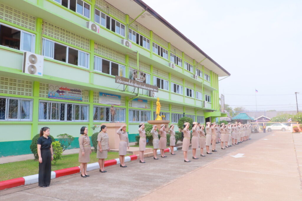 สพป.นครพนม เขต 1 จัดกิจกรรมเคารพธงชาติและปฏิญาณตน เสริมสร้างวัฒนธรรมองค์กร "เขตพื้นที่สุจริต" 5 IMG 0371