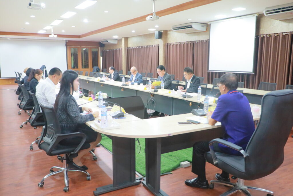 สพป.นครพนม เขต 1 ร่วมประชุม อ.ก.ค.ศ. เขตพื้นที่การศึกษา ครั้งที่ 5/2569 เดินหน้าขับเคลื่อนงานบริหารงานบุคคล 4 IMG 7023