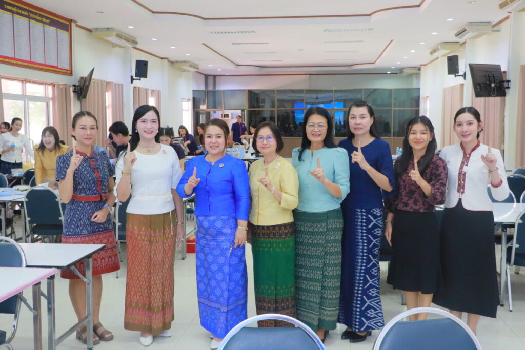 สพป.นครพนม เขต 1 จัดกิจกรรม "นุ่งผ้าไทย หิ้วปิ่นโต" สร้างสัมพันธ์องค์กร พร้อมจัดงานแสดงความยินดีแก่บุคลากรในโอกาสย้ายไปดำรงตำแหน่งใหม่ 5 IMG 7262