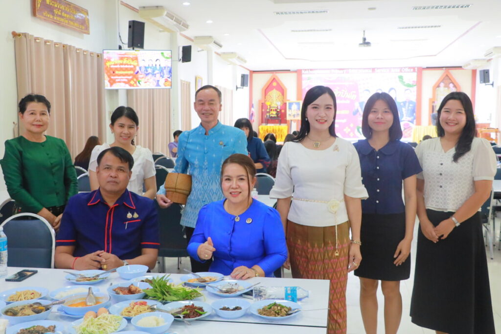 สพป.นครพนม เขต 1 จัดกิจกรรม "นุ่งผ้าไทย หิ้วปิ่นโต" สร้างสัมพันธ์องค์กร พร้อมจัดงานแสดงความยินดีแก่บุคลากรในโอกาสย้ายไปดำรงตำแหน่งใหม่ 4 IMG 7338