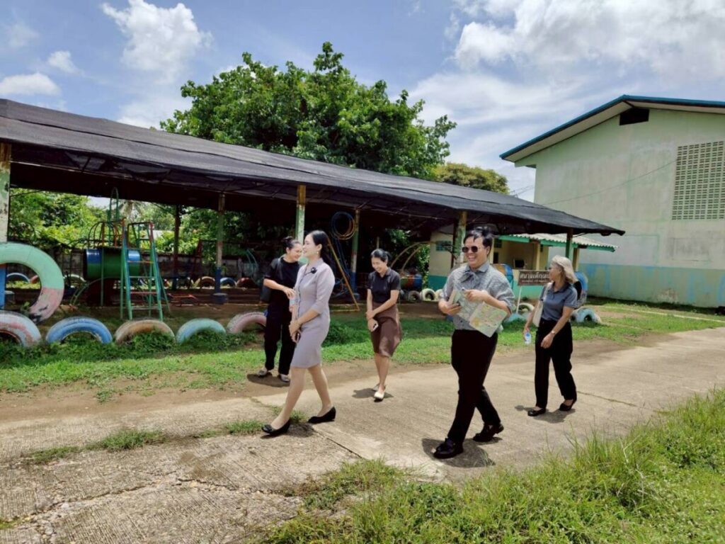 ผอ.สพป.นครพนม เขต 1 นำทีมตรวจเยี่ยมโรงเรียนบ้านน้ำก่ำฯ เสริมกำลังใจคณะครูและผู้บริหารรับเปิดเทอมใหม่ 1/2569 1 S 169771054 0