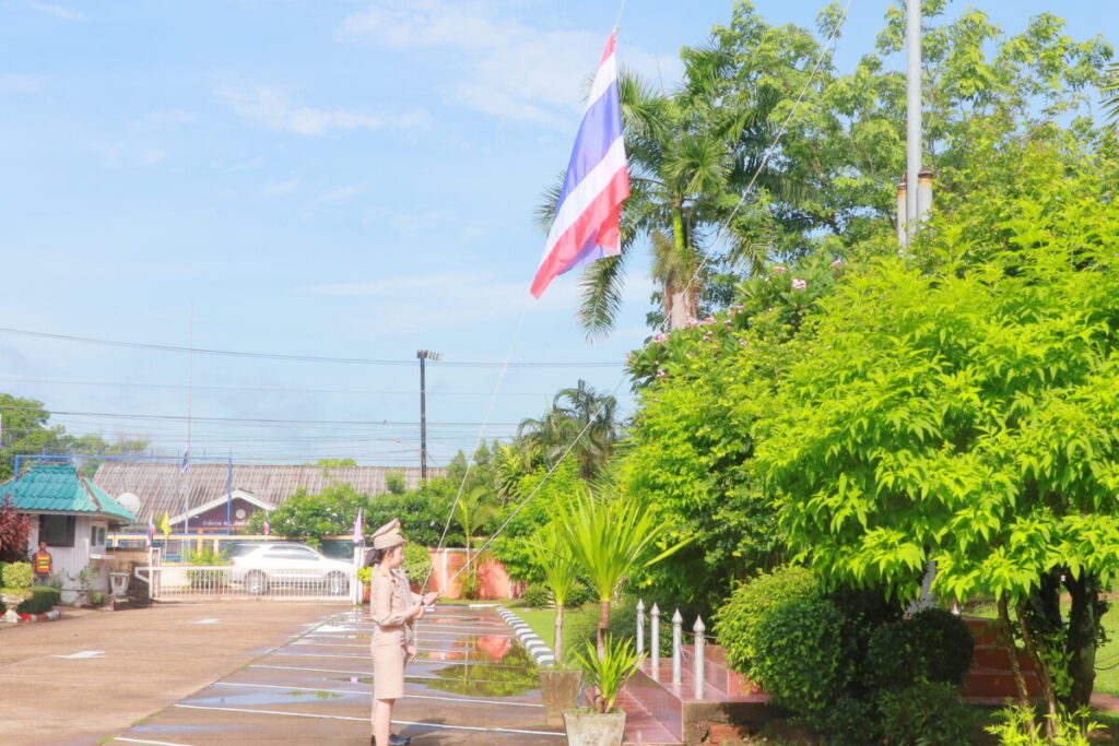 สพป.นครพนม เขต 1 จัดกิจกรรมเข้าแถวเคารพธงชาติ มุ่งเน้นสร้างวินัย เสริมสร้างความรักชาติ และขับเคลื่อนองค์กรด้วยพลังความสามัคคี 2 IMG 9079