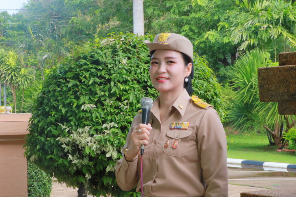 สพป.นครพนม เขต 1 จัดกิจกรรมเข้าแถวเคารพธงชาติ มุ่งเน้นสร้างวินัย เสริมสร้างความรักชาติ และขับเคลื่อนองค์กรด้วยพลังความสามัคคี 3 IMG 9147