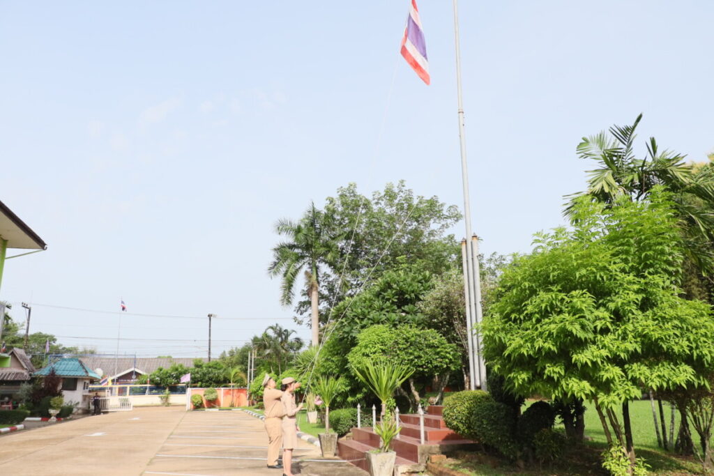 สพป.นครพนม เขต 1 จัดกิจกรรมเข้าแถวเคารพธงชาติ มุ่งเสริมสร้างจิตสำนึกรักชาติและระเบียบวินัยก่อนเริ่มภารกิจ 3 IMG 3764