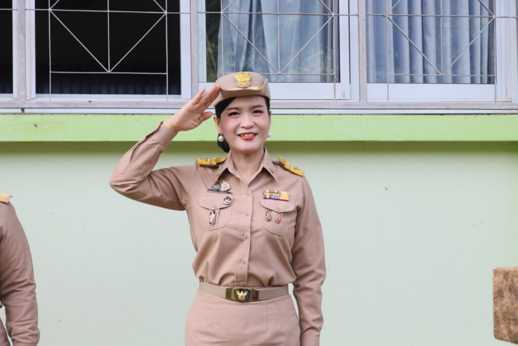 สพป.นครพนม เขต 1 จัดกิจกรรมเข้าแถวเคารพธงชาติ มุ่งเสริมสร้างจิตสำนึกรักชาติและระเบียบวินัยก่อนเริ่มภารกิจ 4 IMG 3766