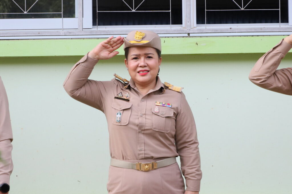 สพป.นครพนม เขต 1 จัดกิจกรรมเข้าแถวเคารพธงชาติ มุ่งเสริมสร้างจิตสำนึกรักชาติและระเบียบวินัยก่อนเริ่มภารกิจ 5 IMG 3768 1