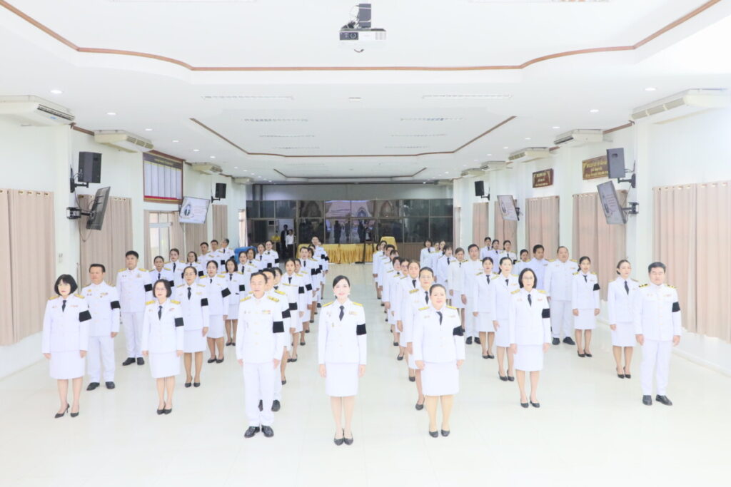 สพป.นครพนม เขต 1 จัดพิธีถวายเครื่องราชสักการะ วางพานพุ่ม และถวายสัตย์ปฏิญาณ เพื่อเป็นข้าราชการที่ดีและพลังของแผ่นดิน เนื่องในโอกาสวันเฉลิมพระชนมพรรษา 2 IMG 4141