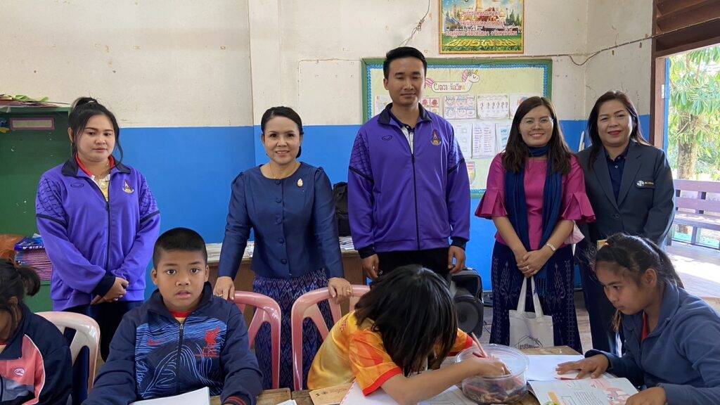 ออกตรวจเยี่ยม และให้กำลังใจผู้บริหารและคณะครู รร. บ้านโปร่งหนองเปงใหม่จำปา รร. บ้านคำชะอี รร. บ้านขอนขว้าง อ.ธาตุพนม 1 S 13050390