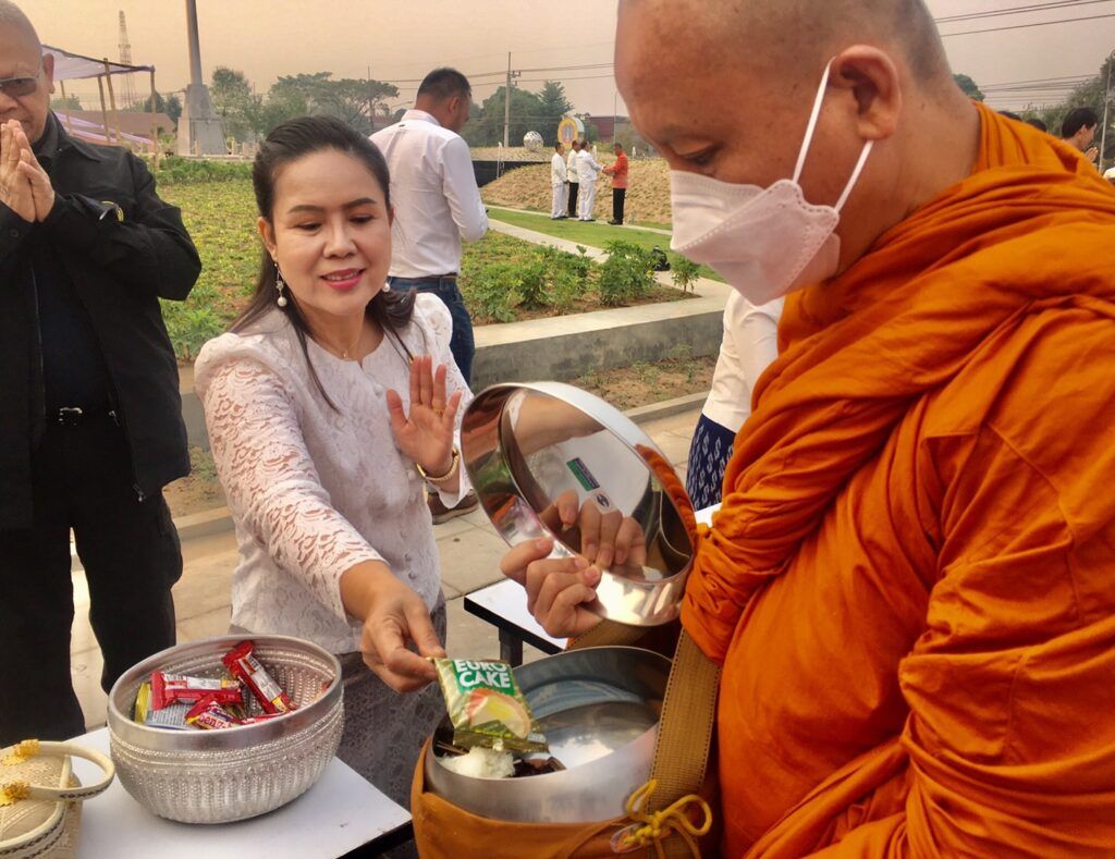 ร่วมพิธีทำบุญตักบาตรและถวายภัตตาหารแด่พระภิกษุสงฆ์ 39 รูป ณ สำนักงานองค์การบริหารส่วนจังหวัดนครพนม 1 S 175431691