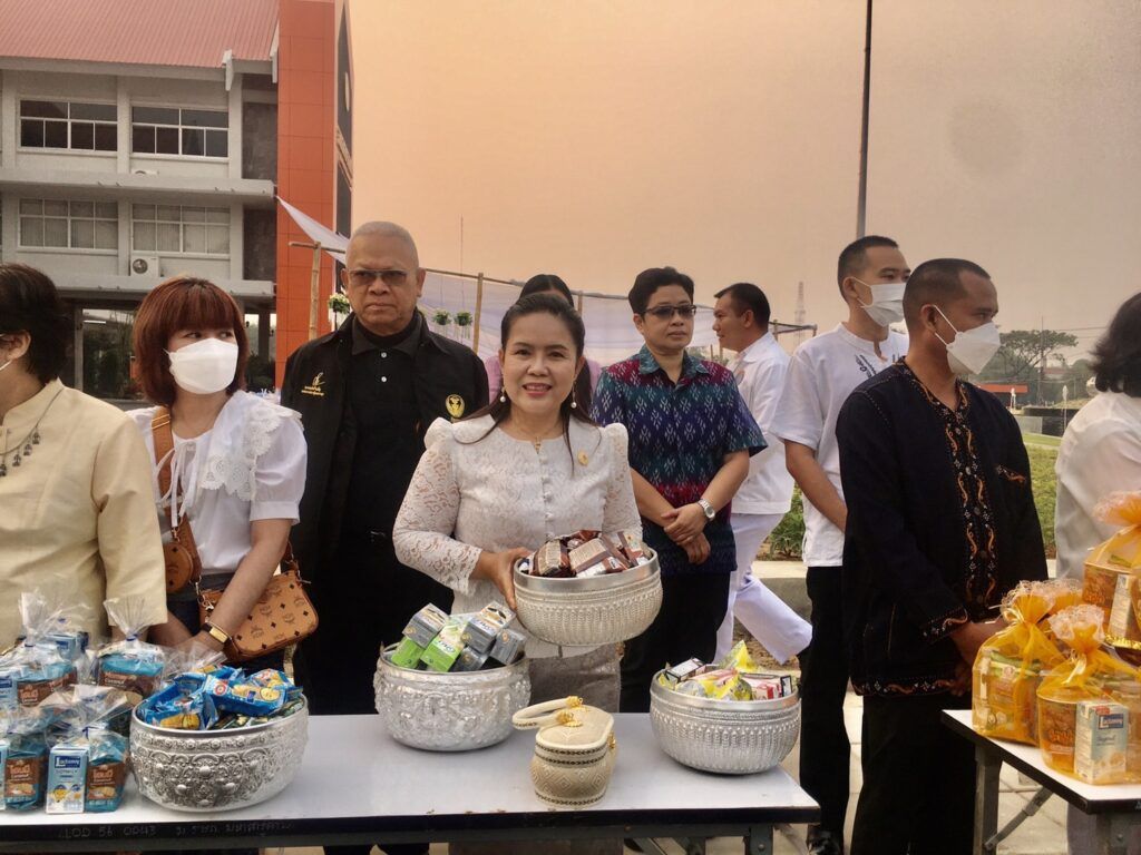 ร่วมพิธีทำบุญตักบาตรและถวายภัตตาหารแด่พระภิกษุสงฆ์ 39 รูป ณ สำนักงานองค์การบริหารส่วนจังหวัดนครพนม 2 S 175431692