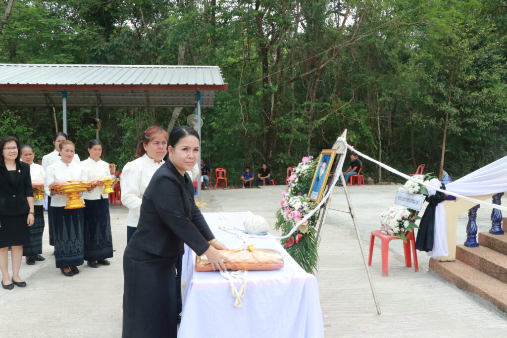 พิธีฌาปนกิจศพ นายอาทิตย์ ขวัญเพชร พนักงานขับรถ สพป.นครพนม เขต 1 4 IMG 4464