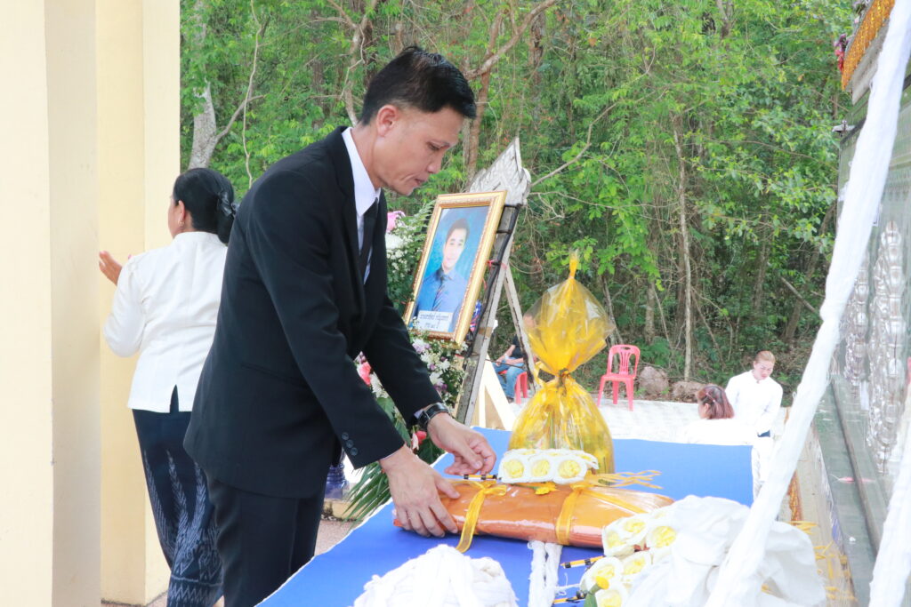 พิธีฌาปนกิจศพ นายอาทิตย์ ขวัญเพชร พนักงานขับรถ สพป.นครพนม เขต 1 6 IMG 4504