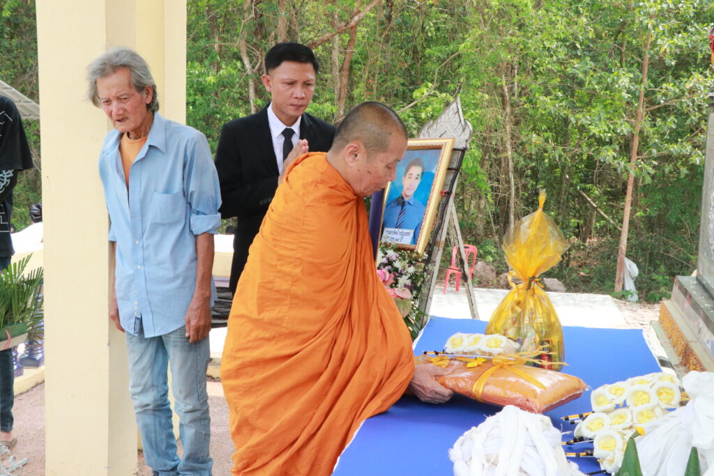 พิธีฌาปนกิจศพ นายอาทิตย์ ขวัญเพชร พนักงานขับรถ สพป.นครพนม เขต 1 7 IMG 4515