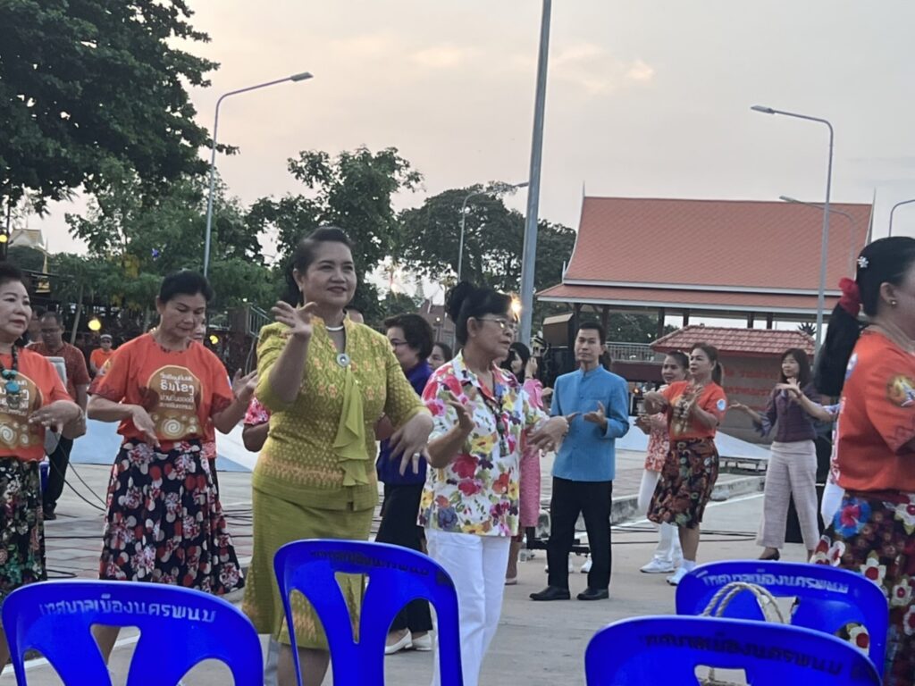 ร่วมกิจกรรมตลาดนัดถนนคนเดินหมู่บ้านวัฒนธรรม 9 ชนเผ่า ณ บริเวณหมู่บ้านวัฒนธรรม 9 ชนเผ่า ถนนสวรรค์ชายโขง 4 S 108904700