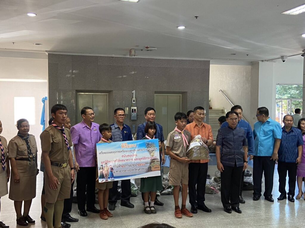 ร่วมพิธีรับมอบเครื่องแบบและเครื่องหมายประกอบเครื่องแบบลูกเสือ เนตรนารี ให้แก่นักเรียนที่ขาดแคลน 5 295382 0