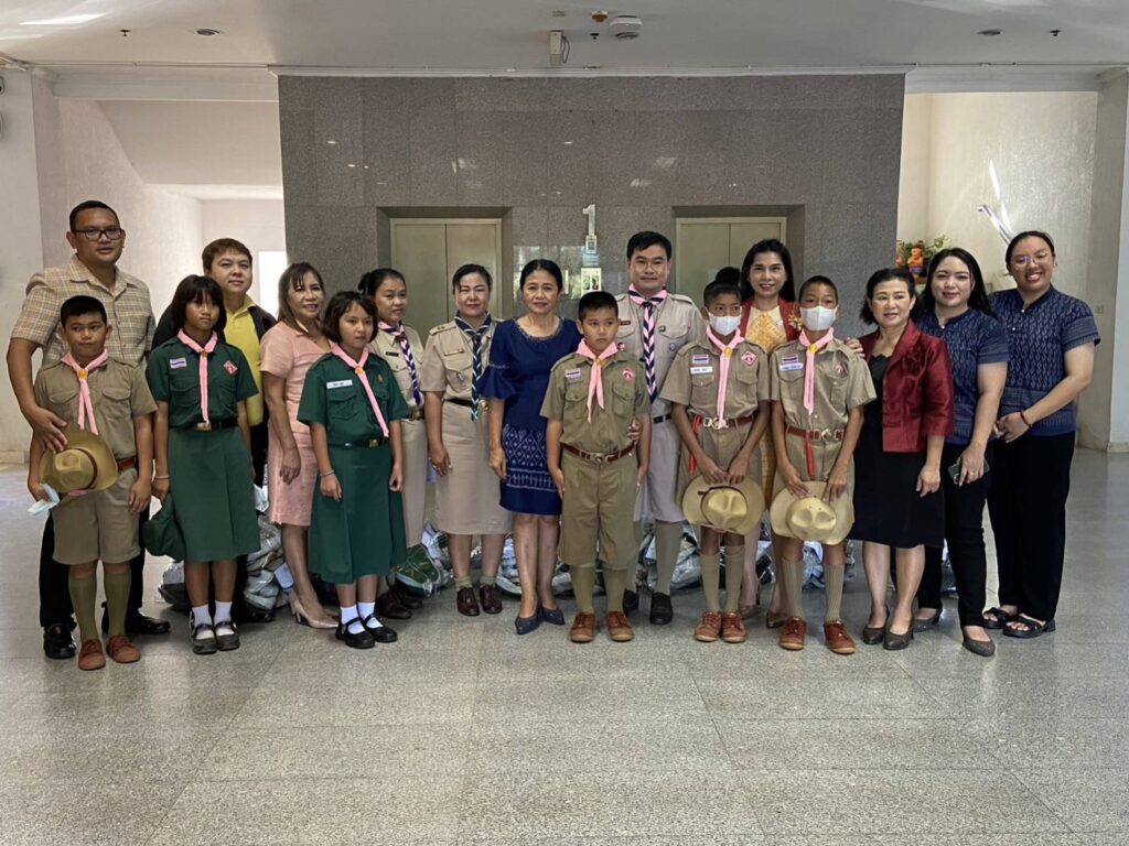 ร่วมพิธีรับมอบเครื่องแบบและเครื่องหมายประกอบเครื่องแบบลูกเสือ เนตรนารี ให้แก่นักเรียนที่ขาดแคลน 3 295384 0