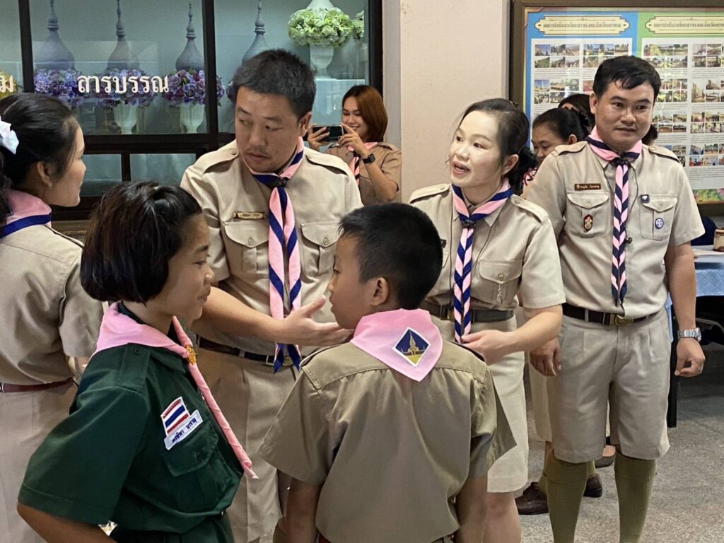 ร่วมพิธีรับมอบเครื่องแบบและเครื่องหมายประกอบเครื่องแบบลูกเสือ เนตรนารี ให้แก่นักเรียนที่ขาดแคลน 4 295388 0
