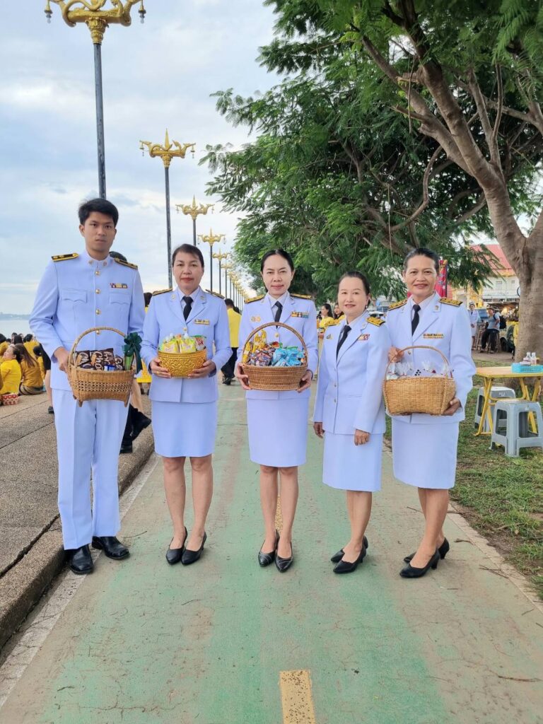 ร่วมทำบุญตักบาตรถวายพระราชกุศุล เนื่องในวันนวมินทรมหาราช 13 ตุลาคม 2566 ณ วัดมหาธาตุ อำเภอเมือง จังหวัดนครพนม 1 211151 0
