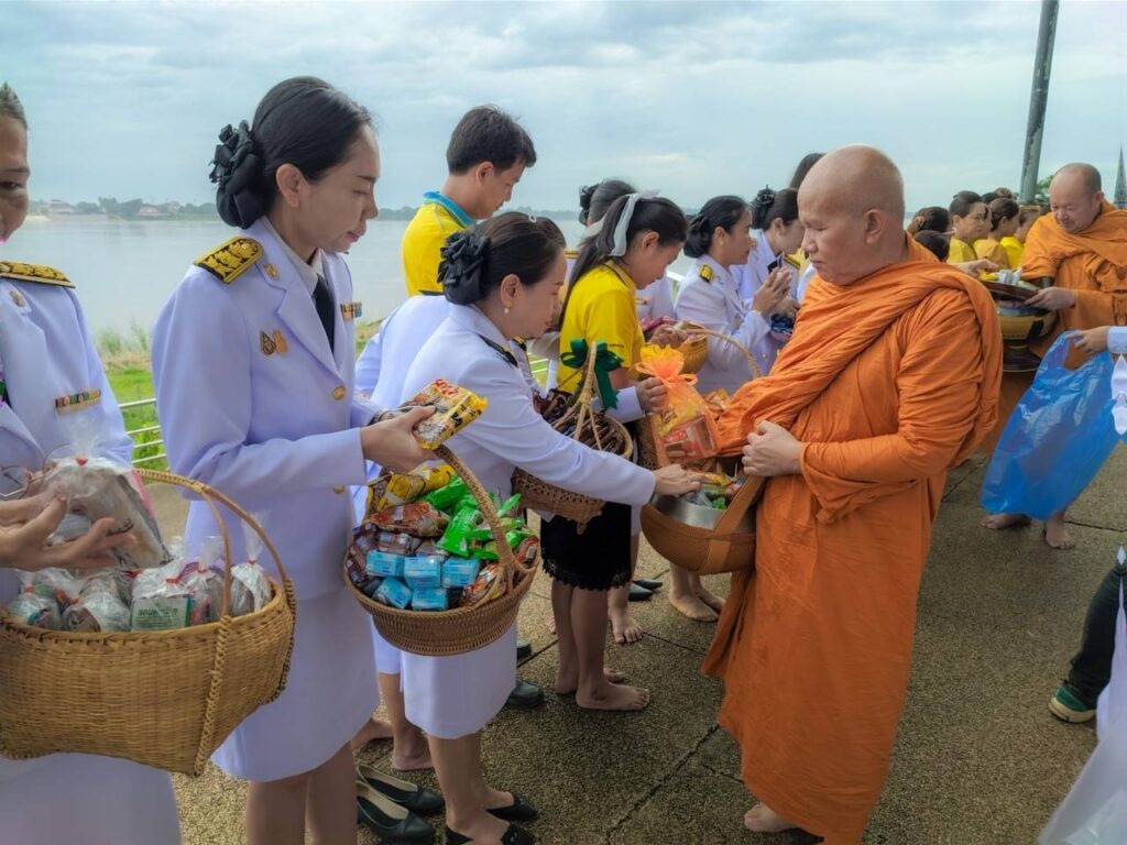 ร่วมทำบุญตักบาตรถวายพระราชกุศุล เนื่องในวันนวมินทรมหาราช 13 ตุลาคม 2566 ณ วัดมหาธาตุ อำเภอเมือง จังหวัดนครพนม 2 211168 0