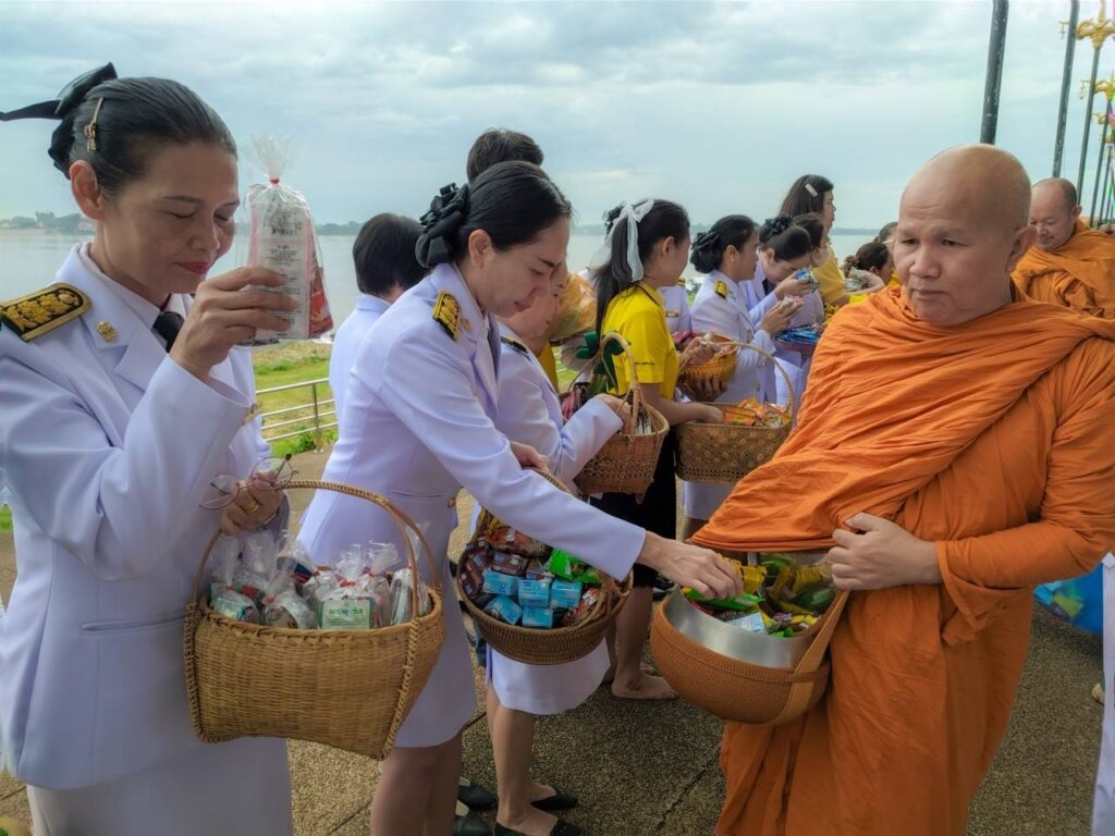 ร่วมทำบุญตักบาตรถวายพระราชกุศุล เนื่องในวันนวมินทรมหาราช 13 ตุลาคม 2566 ณ วัดมหาธาตุ อำเภอเมือง จังหวัดนครพนม 3 211169 0