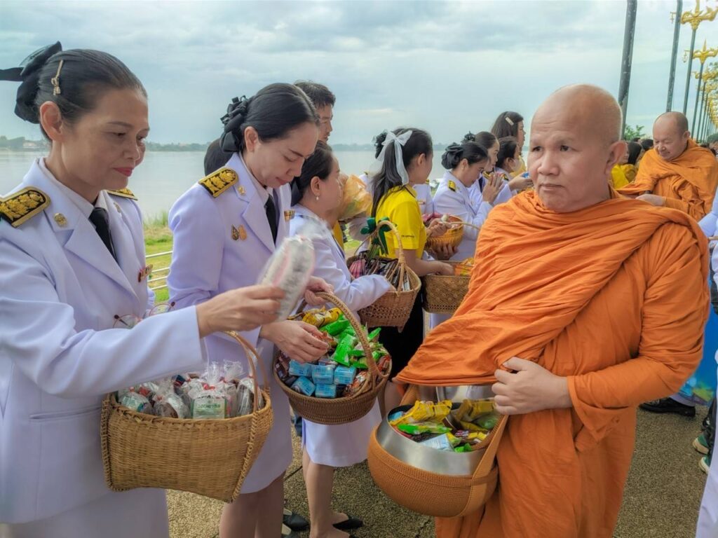 ร่วมทำบุญตักบาตรถวายพระราชกุศุล เนื่องในวันนวมินทรมหาราช 13 ตุลาคม 2566 ณ วัดมหาธาตุ อำเภอเมือง จังหวัดนครพนม 5 211170 0