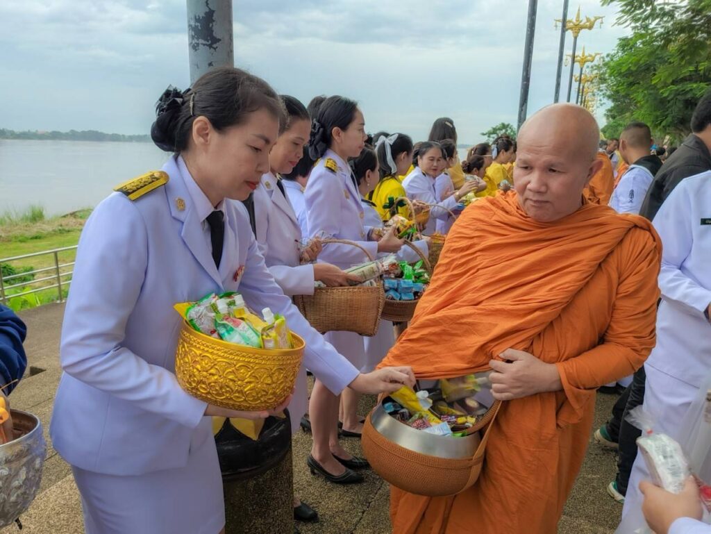 ร่วมทำบุญตักบาตรถวายพระราชกุศุล เนื่องในวันนวมินทรมหาราช 13 ตุลาคม 2566 ณ วัดมหาธาตุ อำเภอเมือง จังหวัดนครพนม 6 211171 0