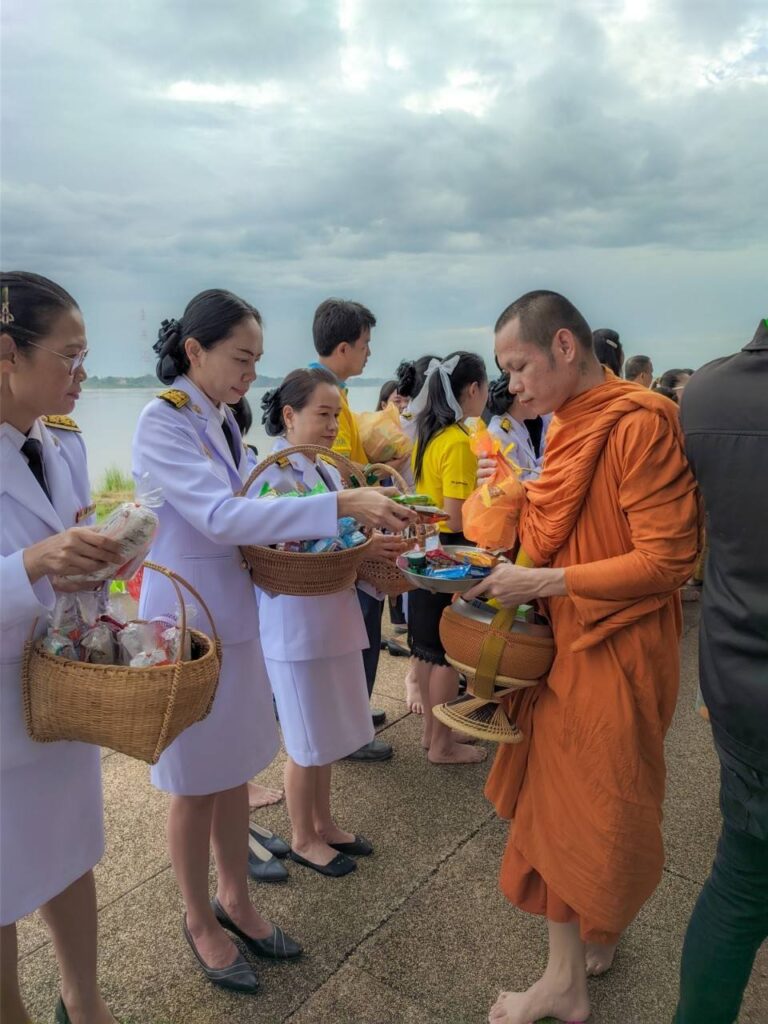 ร่วมทำบุญตักบาตรถวายพระราชกุศุล เนื่องในวันนวมินทรมหาราช 13 ตุลาคม 2566 ณ วัดมหาธาตุ อำเภอเมือง จังหวัดนครพนม 4 211175 0