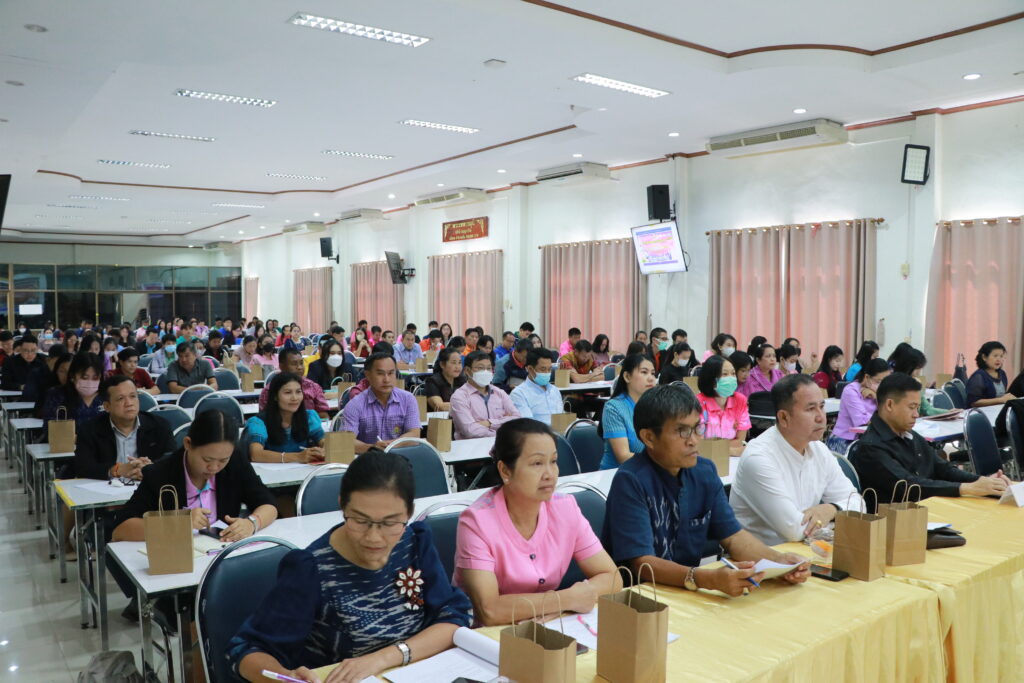 การประชุมคณะกรรมการตัดสินการประกวดแข่งขันงานศิลปหัตถกรรมนักเรียน ครั้งที่ 71 ปีการศึกษา 2566 ระดับเขตพื้นที่ สำนักงานเขตพื้นที่การศึกษาประถมศึกษานครพนม เขต 1 ครั้งที่ 1/2566 ในกิจกรรมการแข่งขันวิชา วิทยาศาสตร์,ภาษาไทย,หุ่นยนต์,นักบินน้อย,สุขศึกษาและพลศึกษา 4 IMG 3142