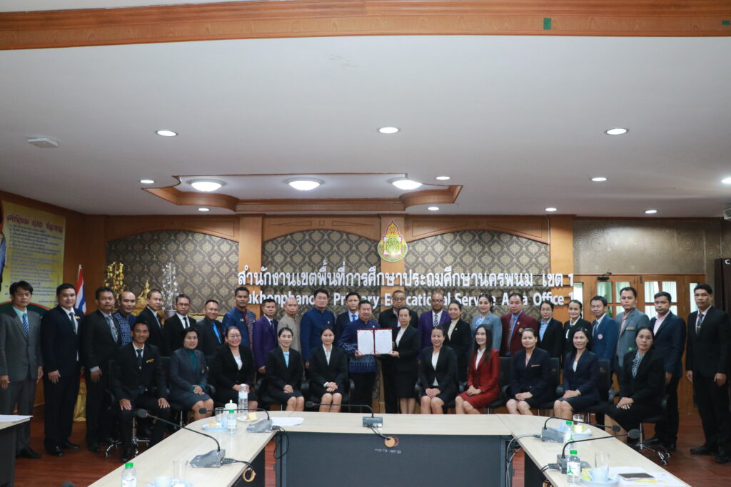 รับรายงานตัวข้าราชการครูและบุคลากรทางการศึกษาที่ได้รับการคัดเลือกให้ดำรงตำแหน่ง ผู้อำนวยการสถานศึกษา และรองผู้อำนวยการสถานศึกษา สังกัดสำนักงานเขตพื้นที่การศึกษาประถมศึกษานครพนม เขต 1 5 IMG 3669