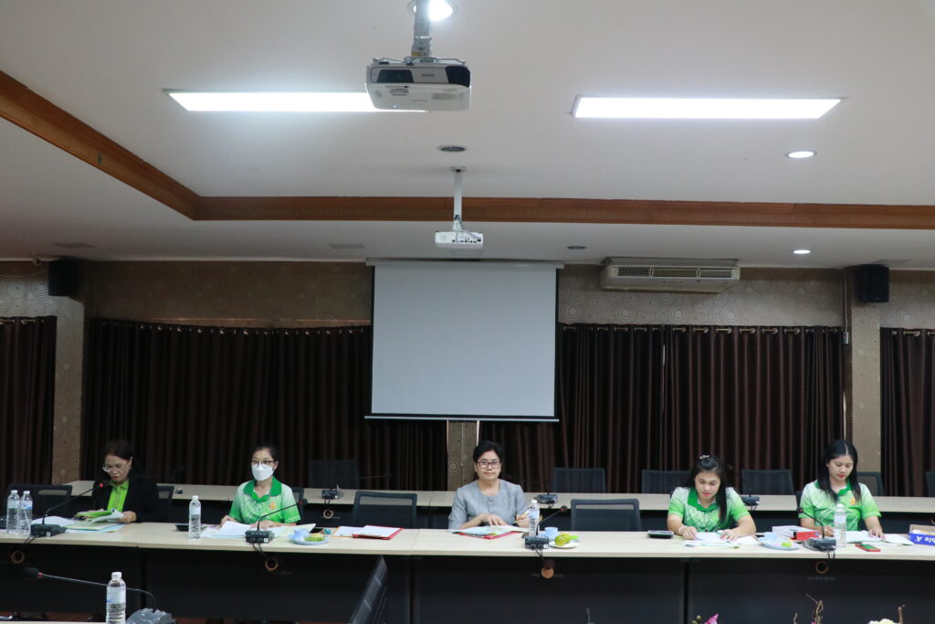 การประชุมคณะกรรมการพิจารณาตรวจสอบคุณสมบัติของข้าราชการ ลูกจ้างประจำ(หมวดฝีมือ)และพนักงานราชการ เพื่อเสนอขอพระราชทานเครื่องราชอิสริยาภรณ์ และเหรียญจักรพรรดิมาลา ประจำปี 2567 ครั้งที่ 1/2566 5 IMG 5217
