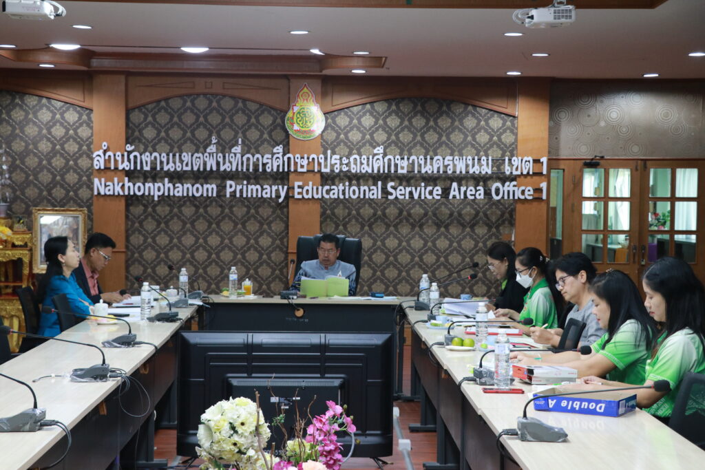 การประชุมคณะกรรมการพิจารณาตรวจสอบคุณสมบัติของข้าราชการ ลูกจ้างประจำ(หมวดฝีมือ)และพนักงานราชการ เพื่อเสนอขอพระราชทานเครื่องราชอิสริยาภรณ์ และเหรียญจักรพรรดิมาลา ประจำปี 2567 ครั้งที่ 1/2566 6 IMG 5221