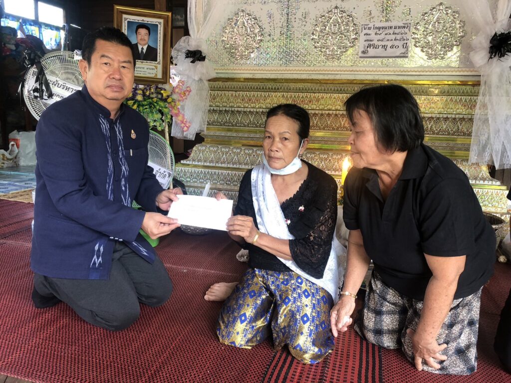 ผอ.สพป.นครพนม เขต 1 วางพวงหรีดและมอบเงินเงินกองทุนช่วยเหลือนักเรียน ครูและบุคลากรทางการศึกษา สพป.นครพนม เขต 1 ศพ นายโกญจนาท มาแพง 2 S 1736823