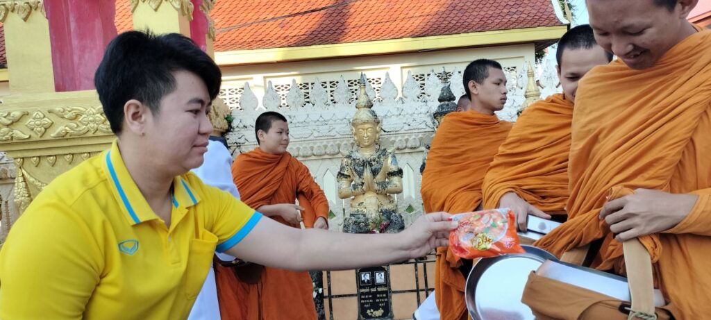 ร่วมพิธีสวดพระพุทธมนต์และพิธีทำบุญตักบาตรถวายพระราชกุศล เนื่องในวันสมเด็จพระมหาธีรราชเจ้า 4 201471