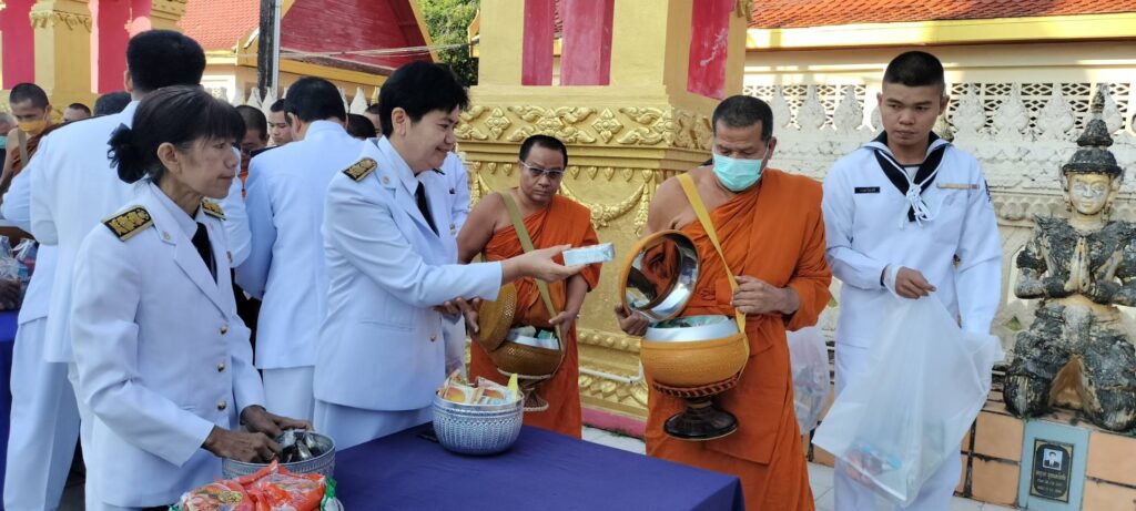 ร่วมพิธีสวดพระพุทธมนต์และพิธีทำบุญตักบาตรถวายพระราชกุศล เนื่องในวันสมเด็จพระมหาธีรราชเจ้า 2 201500