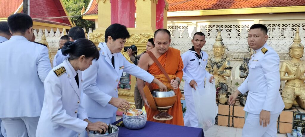 ร่วมพิธีสวดพระพุทธมนต์และพิธีทำบุญตักบาตรถวายพระราชกุศล เนื่องในวันสมเด็จพระมหาธีรราชเจ้า 5 201511
