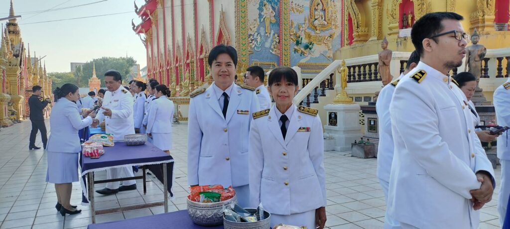 ร่วมพิธีสวดพระพุทธมนต์และพิธีทำบุญตักบาตรถวายพระราชกุศล เนื่องในวันสมเด็จพระมหาธีรราชเจ้า 1 201516