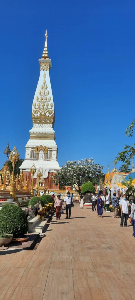 ร่วมพิธีทอดถวายผ้าพระกฐินพระราชทาน พระบาทสมเด็จพระเจ้าอยู่หัว ทรงพระกรุณาโปรดเกล้าฯ พระราชทานผ้าพระกฐินให้ มหาวิทยาลัยขอนแก่น นำมาทอดถวายแก่พระสงฆ์ผู้จำพรรษากาลถ้วนไตรมาส ณ วัดพระธาตุพนมวรมหาวิหาร 2 64014