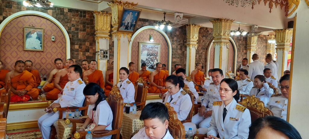 ร่วมพิธีทอดถวายผ้าพระกฐินพระราชทาน พระบาทสมเด็จพระเจ้าอยู่หัว ทรงพระกรุณาโปรดเกล้าฯ พระราชทานผ้าพระกฐินให้ มหาวิทยาลัยขอนแก่น นำมาทอดถวายแก่พระสงฆ์ผู้จำพรรษากาลถ้วนไตรมาส ณ วัดพระธาตุพนมวรมหาวิหาร 3 64017