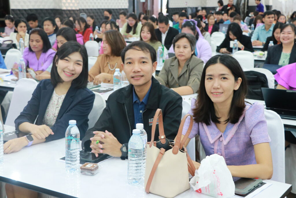 ร่วมพิธีเปิดโครงการอบรมพัฒนาครูหลักสูตรการพัฒนาสมรรถนะ “ครูสู่มืออาชีพ” หลักสูตรที่ 1 การพัฒนาและปลุกจิตวิญญาณความเป็นครูให้มีความรักชาติ ศาสน์ กษัตริย์ 6 IMG 7549