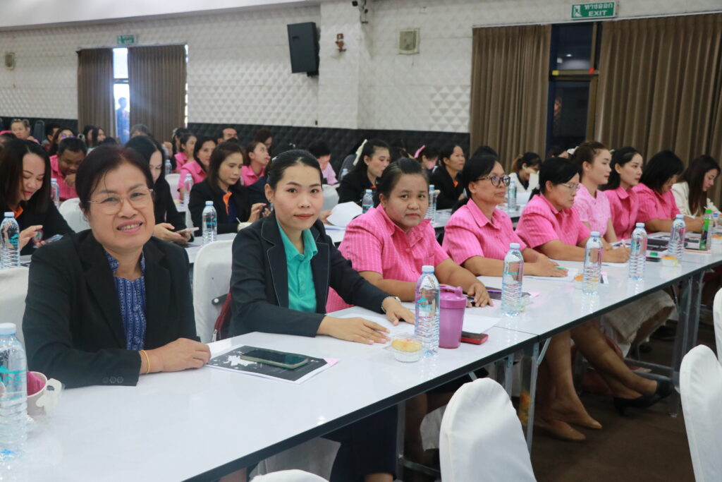 ร่วมพิธีเปิดโครงการอบรมพัฒนาครูหลักสูตรการพัฒนาสมรรถนะ “ครูสู่มืออาชีพ” หลักสูตรที่ 1 การพัฒนาและปลุกจิตวิญญาณความเป็นครูให้มีความรักชาติ ศาสน์ กษัตริย์ 8 IMG 7558