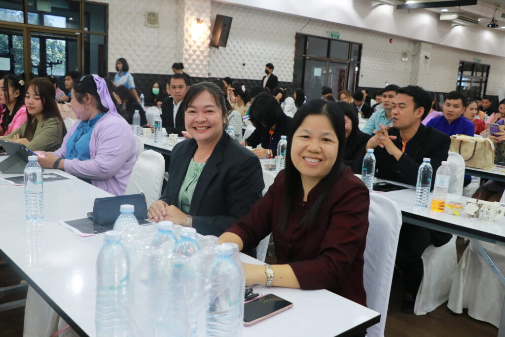 ร่วมพิธีเปิดโครงการอบรมพัฒนาครูหลักสูตรการพัฒนาสมรรถนะ “ครูสู่มืออาชีพ” หลักสูตรที่ 1 การพัฒนาและปลุกจิตวิญญาณความเป็นครูให้มีความรักชาติ ศาสน์ กษัตริย์ 10 IMG 7559