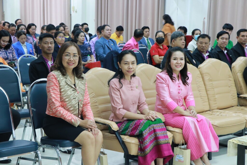 ร่วมเป็นเกียรติในพิธีมอบประกาศเกียรติคุณ(สถานประกอบกิจการ สถานศึกษาจังหวัดนครพนม) สำนักงานสวัสดิการและคุ้มครองแรงงานจังหวัดนครพนม 5 IMG 8237