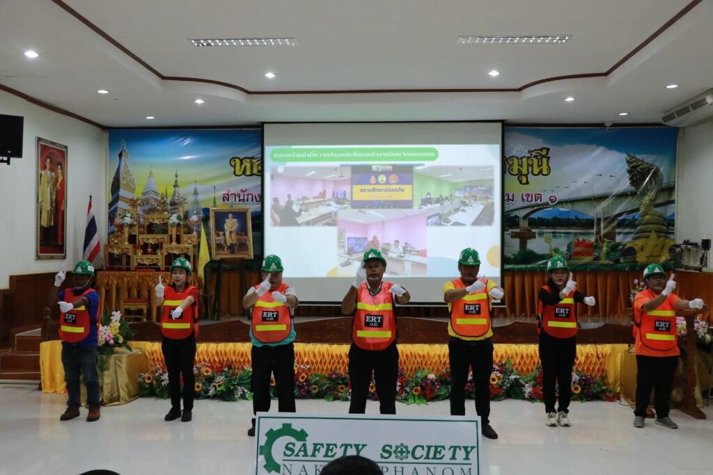 ร่วมเป็นเกียรติในพิธีมอบประกาศเกียรติคุณ(สถานประกอบกิจการ สถานศึกษาจังหวัดนครพนม) สำนักงานสวัสดิการและคุ้มครองแรงงานจังหวัดนครพนม 6 IMG 8265