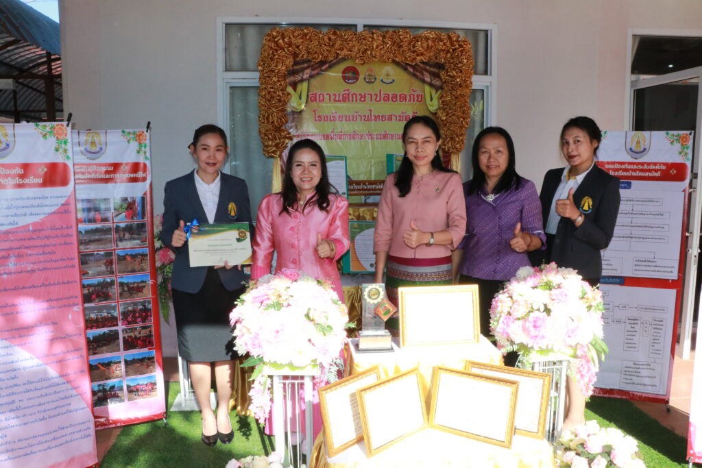 ร่วมเป็นเกียรติในพิธีมอบประกาศเกียรติคุณ(สถานประกอบกิจการ สถานศึกษาจังหวัดนครพนม) สำนักงานสวัสดิการและคุ้มครองแรงงานจังหวัดนครพนม 8 IMG 8364