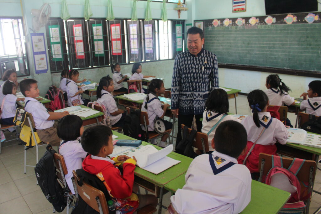ตรวจเยี่ยมให้กำลังใจ ผู้บริหารสถานศึกษา ครู บุคลากรทางการศึกษา และนักเรียน ในการจัดการเรียนการสอน ภาคเรียนที่ 2 ปีการศึกษา 2566 4 IMG 8484