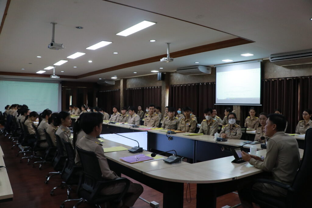การประชุมชี้แจงการบันทึกข้อมูลลงแฟ้มทะเบียนประวัติ และ ก.ค.ศ. 16 4 IMG 8962